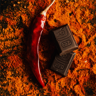 Brokjes zwarte chocholade met rode peper